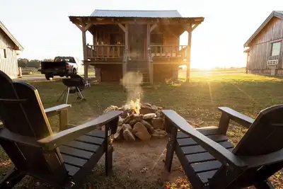 Image de CouplesRelaxingCreeksideTinyCabin near CenterHillLake & RockIslandStatePark
