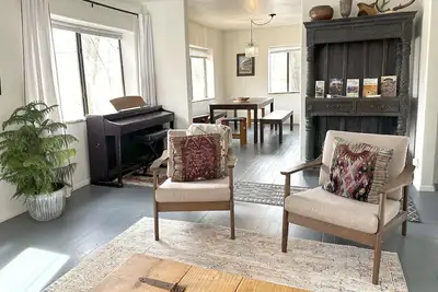 Image de Historic Rock House w/Hot Tub and Game Room Downtown next to Nau