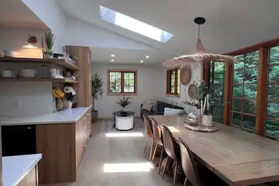 Image de Cozy private beach house with fire pit and hot tub in the heart of Sauble Beach.