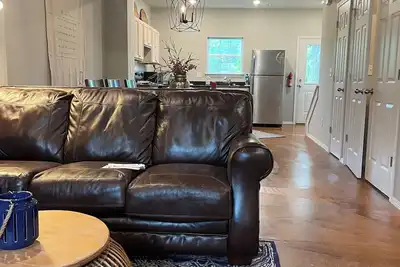 Image de Modern townhome 10. 1 miles from Razorback Stadium