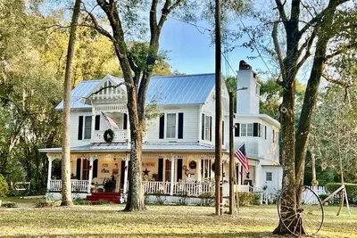 Image de Historic 1920 Farmhouse on 6 acres, Huge Pool, Chef’s Kitchen, minutes to Mt Dora!