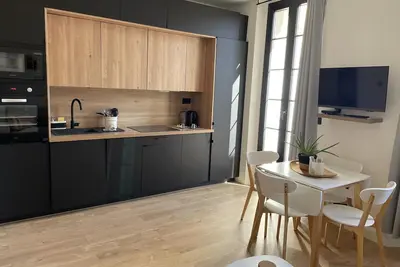 Image de Chez Marlène : au coeur d'Antibes, quartier animé, central, climatisé et balcon.