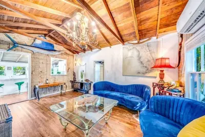 Image de 2bd/2bth Historic Florida Home walk to the action!