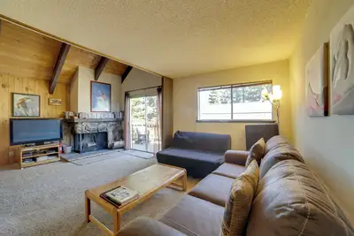Image de Mammoth Lakes Condo w/ Fireplace & Mountain Views