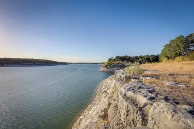 Image de Deck + Cliffside Belton Lake Views: Temple Retreat