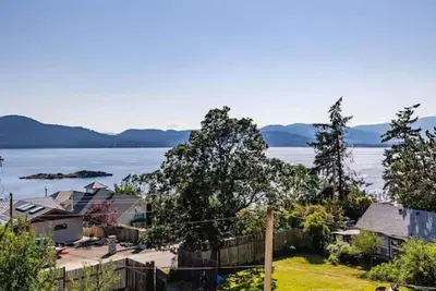Image de Top floor oceanview suite, 5 minute walk to beach!