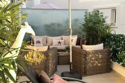 Image de Newly decorated apartment with sea views & 7min drive from the beach