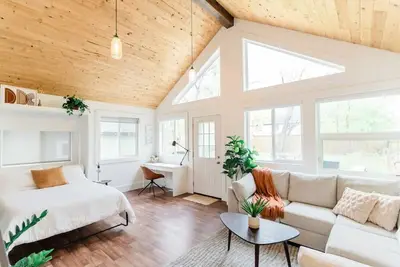 *Quiet Cozy Home | Large Yard | 3 min to Downtown*