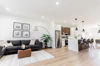 *New & Modern Home | Free Parking | 5 mins Downtown*
