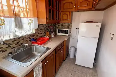 Image de Cozy 2 bedrooms, Free Parking, Walking distance to beaches & Restaurants.