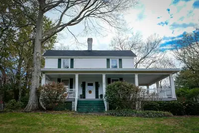 Image de High on a Hill Enjoy all Woodford County has to offer. New Discounts available.