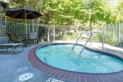 Image de Your Private Napa Getaway! Free Parking, Outdoor Swimming Pool!