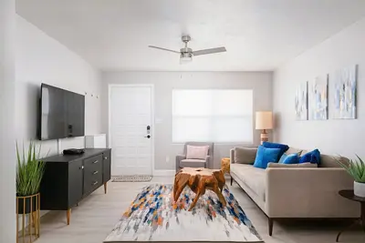Image de 10 Mins to Football Stadium - Newly Renovated Home- Fire Pit -Bbq