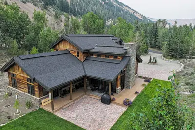 Image de The Sheepbend Home - Luxury Home Steps to River!