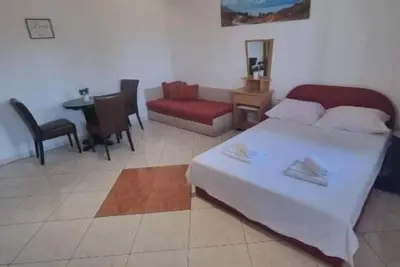 Image de Studio with Sofa Bed
