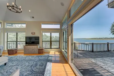 Image de Lakeside Leisure - Peaceful waterfront home with a boat dock and game room.