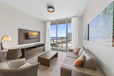 Image de ★★★★★ Luxury Condo Just Steps Away from the Beach