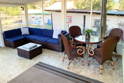 Image de Off Duty Retreat ~ Sleeps 10, Screen Porch, Plenty of Parking, 1 Block to Ramp!