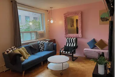 Image de Eclectic King west apartment with pool table.