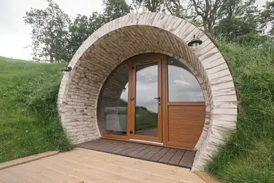 Image de lily's Pad  cabin, built into the side of a hill in the beautiful countryside