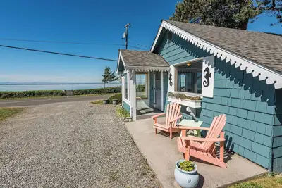 Sunset Bay Cottage - King, jetted tub, Ocean view, Full Kitchen