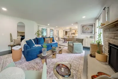 Image de Stylish Willoughby Hills Retreat w/ Fireplace!