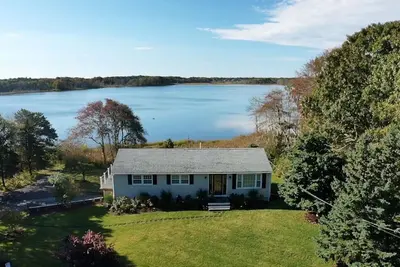 Image de Spectacular waterfront views.