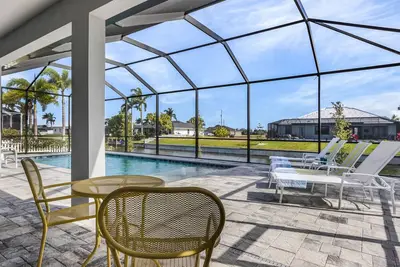 Image de Pool overlooking canal, Outdoor Grilling station - Villa Sand Dollar Siesta