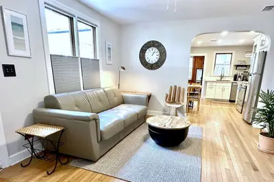 Image de đź’˛Grand Oak - Renovated 1885 Queen Anne - 1 Block Stroll to Historic Dt - Beach only 3 Miđź’˛