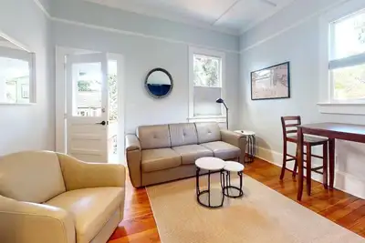 Image de đź’˛Palm Paradise - Renovated 1885 Queen Anne - Historic Dt 1 Block Stroll - Beach only 3 Miđź’˛
