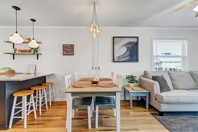 Image de Swell Life at Cb ~ 1/2 block to the beach w/ pool!