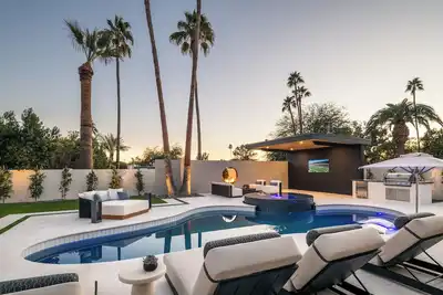 Image de Scottsdale Retreat Outdoor Oasis w/Heated Pool & Spa, Outdoor Kitchen & 100\" Tv