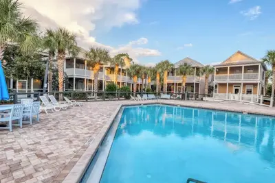 Image de The poolside Happy Heron is in a gated community on the Florida Forgotten Coast.