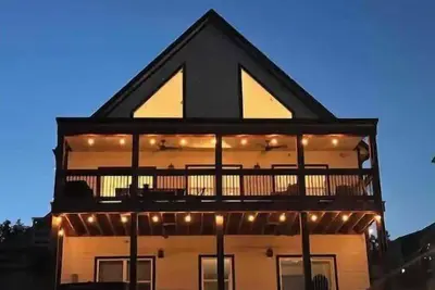 Image de Lake&MountainViews! 2 Pools, private HotTub, Firepit, Shuffleboard, Arcade! Branson!