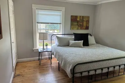 Image de King bed Drake and central Des Moines