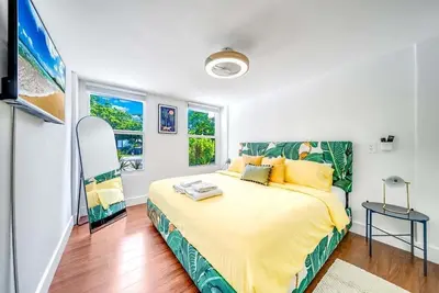 Image de Incredible Modern 3 bed w/ Private Salt Water Pool, mini golf, 7 min to beach!