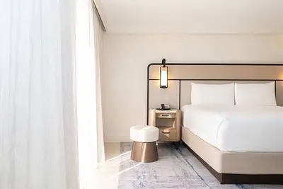 Image de Tropical Retreat: Spacious Room with Stunning City View | Pets Are Allowed