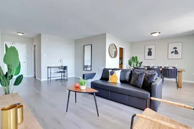 Image de Bright Apt Steps from Metro & Shops