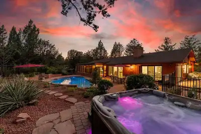 Image de Broken Arrow Oasis w/ Heated Pool, Hot Tub, Firepit, Steps to Trails, & Stunning Views