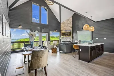 Image de Lakefront Retreat w/ Pool, Hot Tub, Game Room