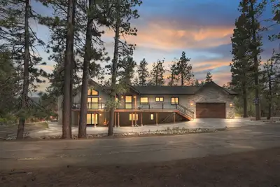 Image de Living The Dream By Destination Big Bear: Newly Built High End Modern Mountain Home! Game Room! Hot Tub!