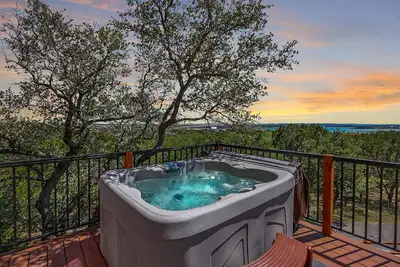 Image de Scenic Treehouse I Hot Tub, Lake views