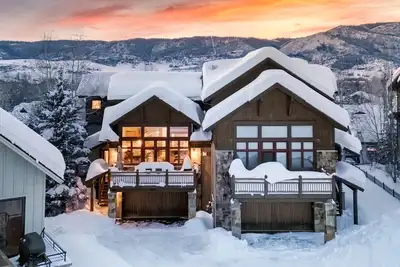 Image de Views + Ski Shuttle + Hot Tub | Chalet Couloir