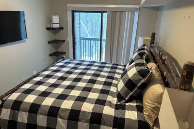 Image de Charming Ski Condo- Steps from the slopes!