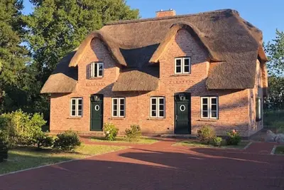 Image de Thatched roof house StrohhĂĽtte