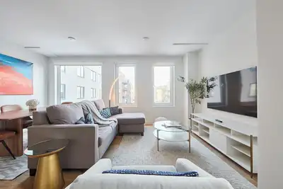 Image de Airy 3 Br Flat w/shared deck - gym - mins to Nyc