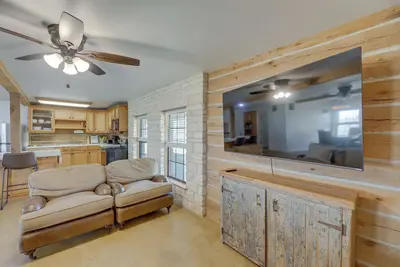 Image de Elgin Retreat at Charming Country Cabin!