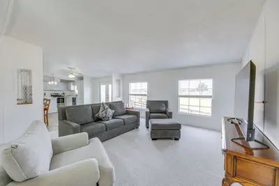 Image de Tranquil Elgin Getaway w\/ Private Deck & Patio!