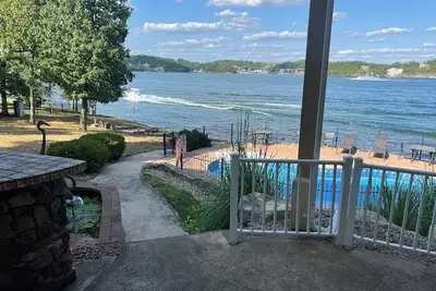 Image de Amazing views, luxury lakefront home with private pool! Fire pit on the lake.
