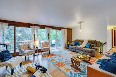 Image de Expansive Lake Forest Park Home w/ Private Deck!